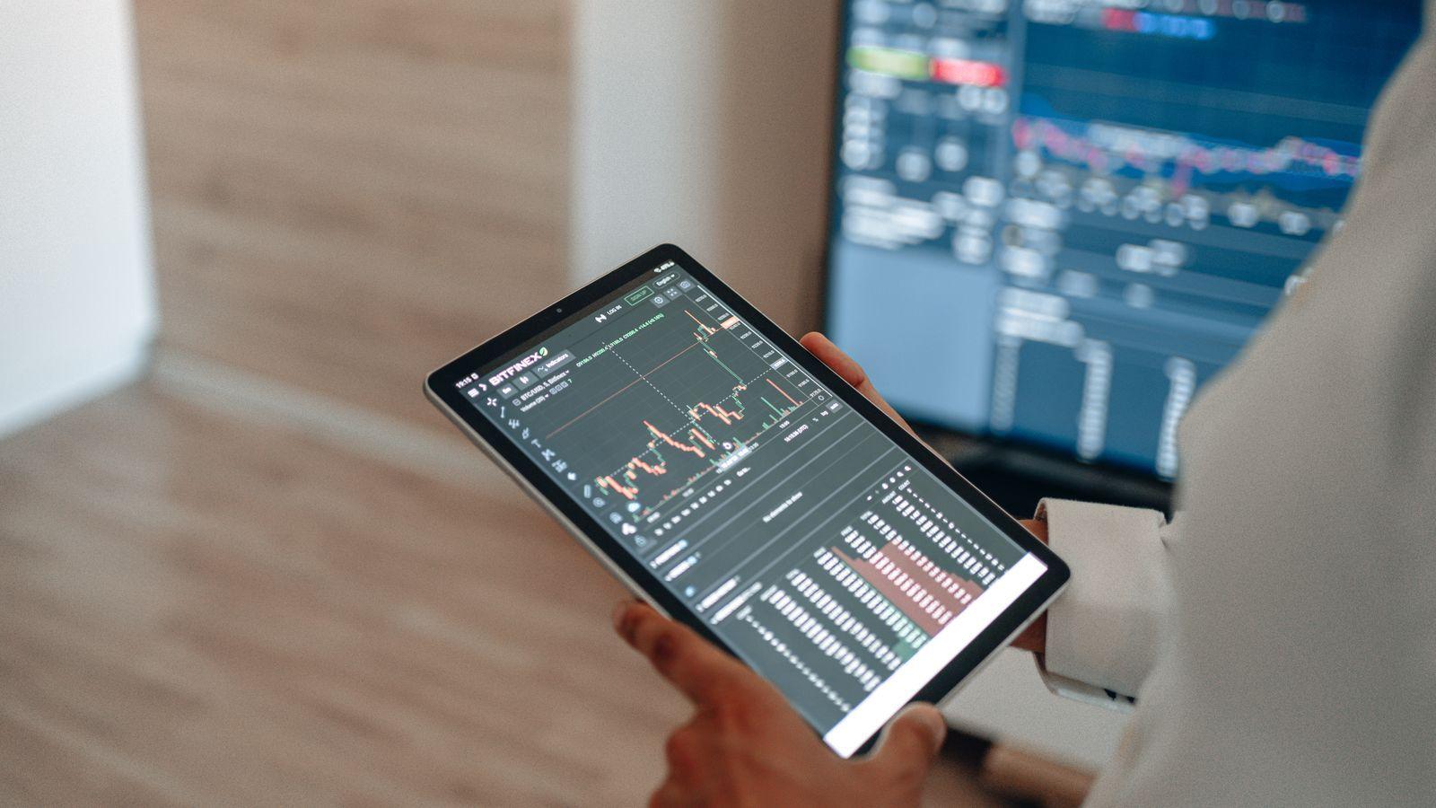 Tablet menampilkan grafik data pelanggan tim sales