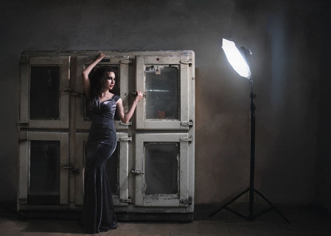 Behind the scenes studio Mooilux dengan rigging lighting tungsten dan softbox parabolic untuk produk jewelry