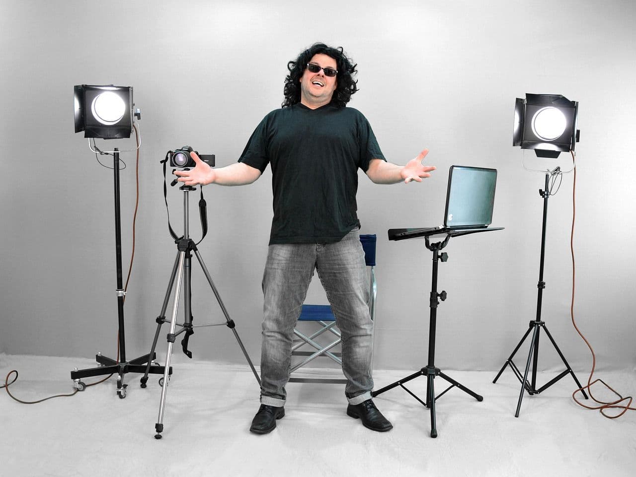 Art director mengevaluasi konsistensi cahaya antar varian key visual di monitor