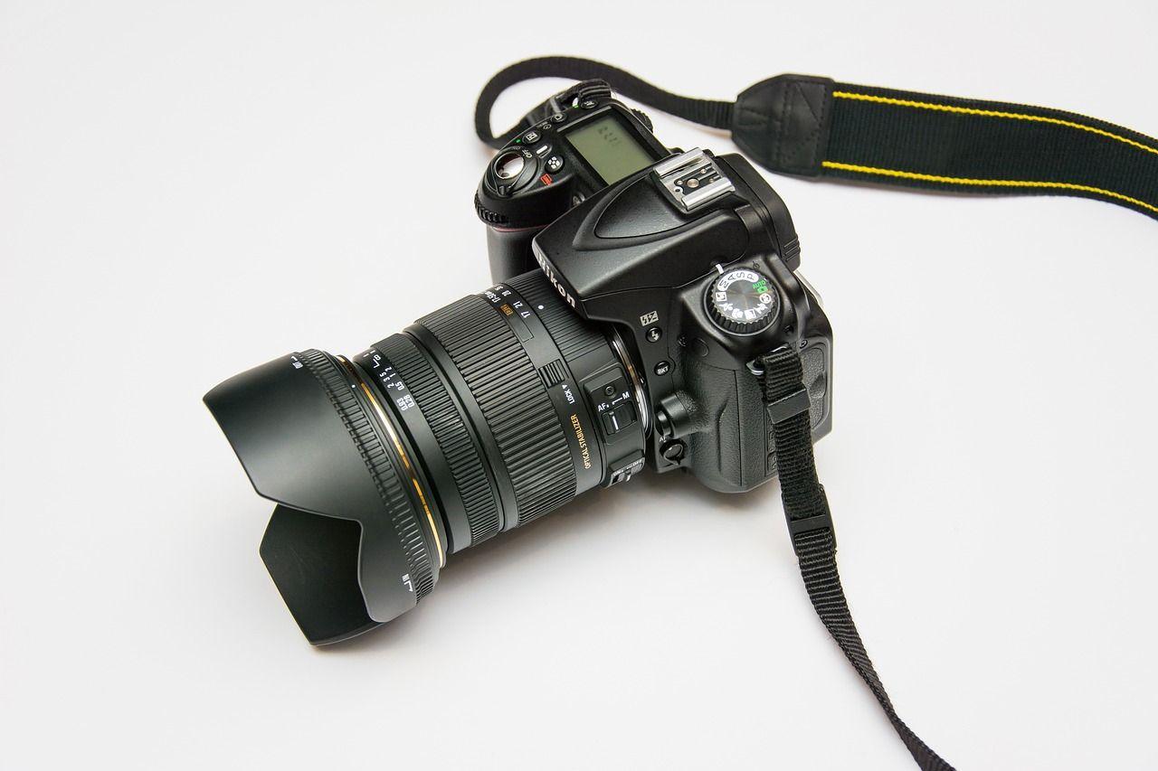 Gaffer Mooilux memasang softbox pada Aputure 600d sambil ARRI 300 Plus di-flag di latar set Kemang