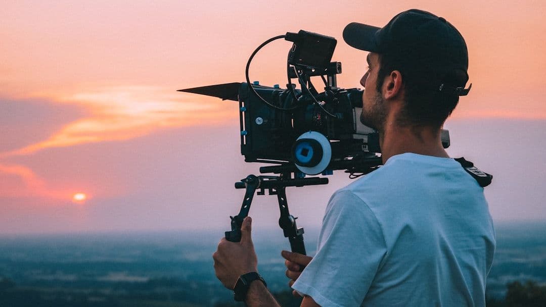 Tim creative direction Mooilux meninjau referensi visual dan color palette sebelum produksi kampanye