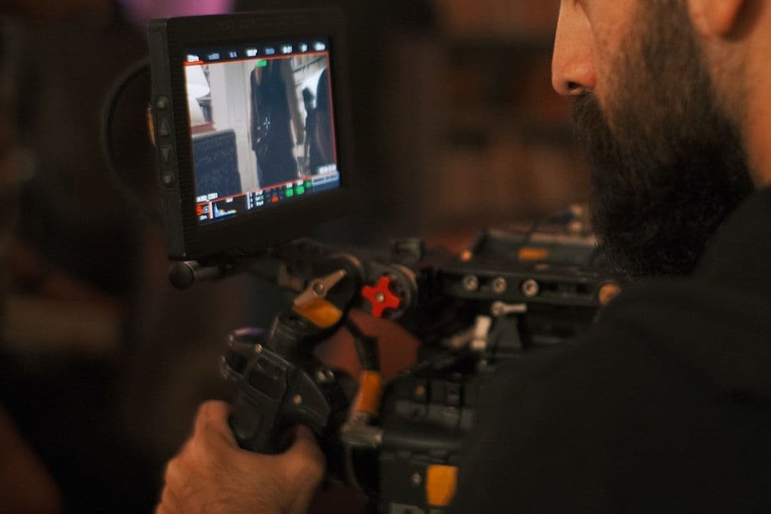 Crew Mooilux setting key light dan rim light untuk product shot editorial