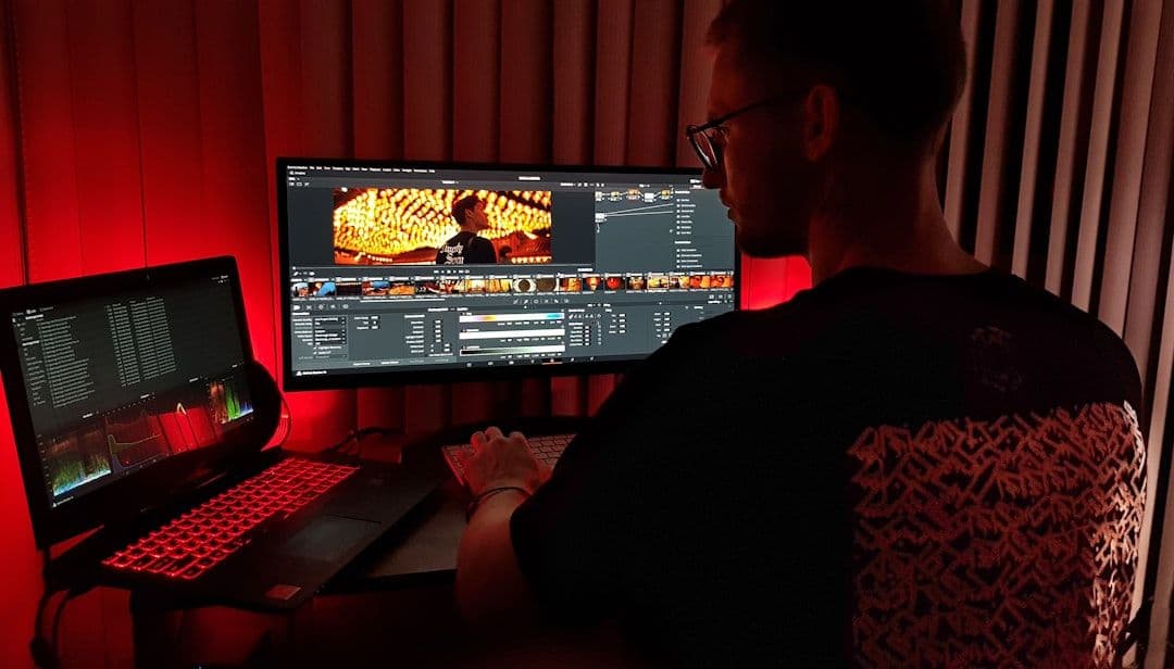 Title sequence brand film dengan tipografi sinematik di layar besar