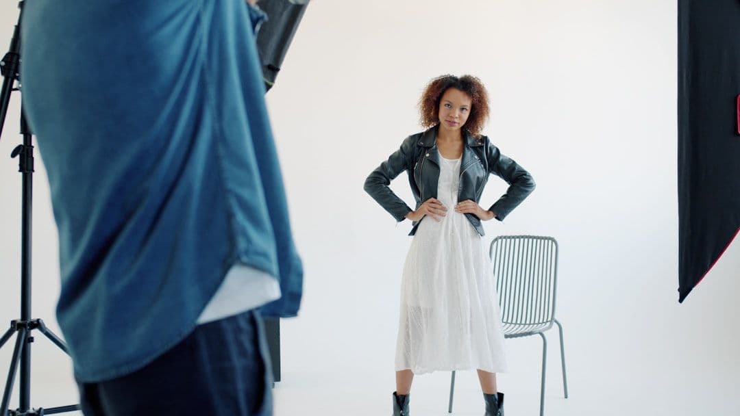 Editorial beauty shoot dengan natural light setup di lokasi kolonial Bandung