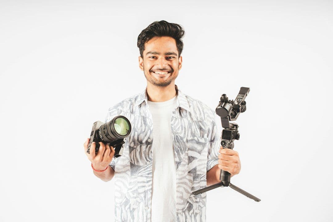 Kamera cinema dan lensa macro di rig untuk high speed cinematography product di meja shoot Mooilux