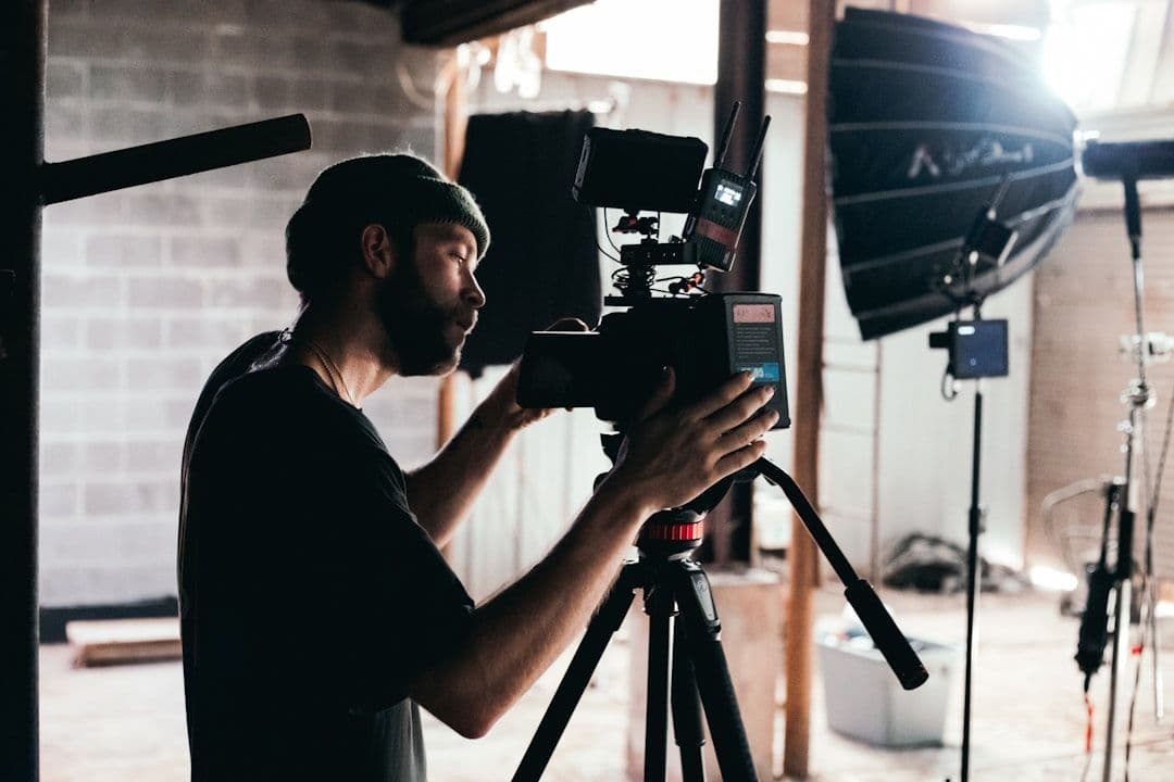 DOP membaca timing golden hour dengan light meter di lokasi pantai Bali