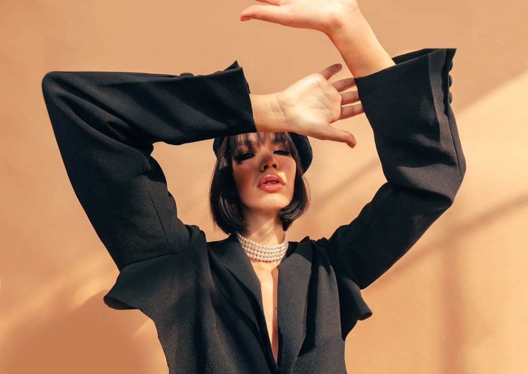 Editorial lifestyle shoot di location Jakarta dengan natural light dan stylist on-set
