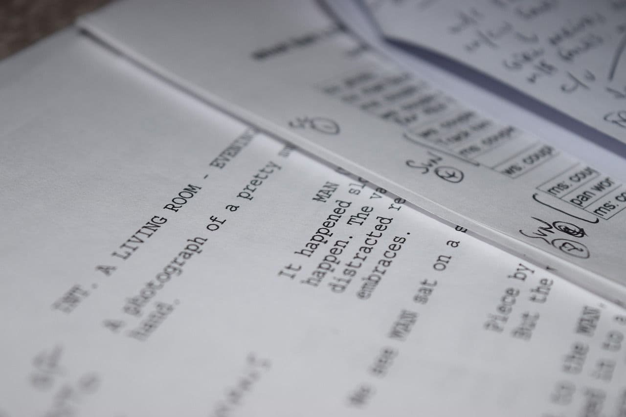 Panel storyboard dengan anotasi frame size dan arah gerak kamera