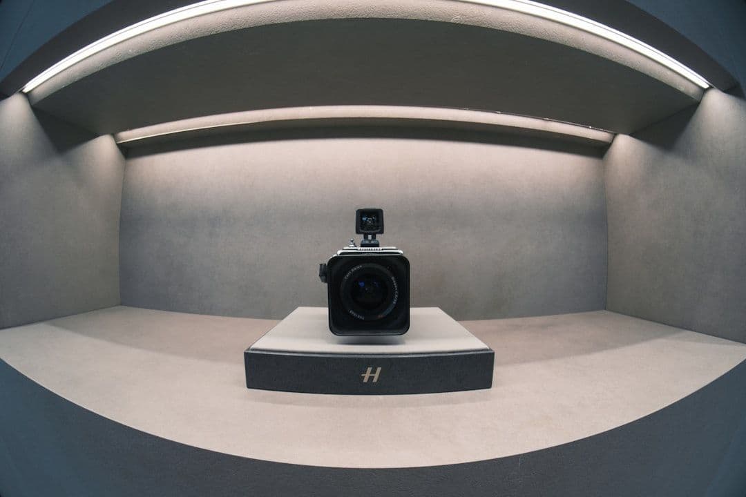 Cinematographer mengatur lighting setup untuk brand film otomotif di studio Jakarta