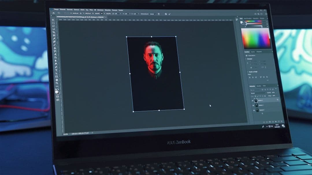 Perbandingan hasil AI product photography dan foto studio pada produk kaca reflektif