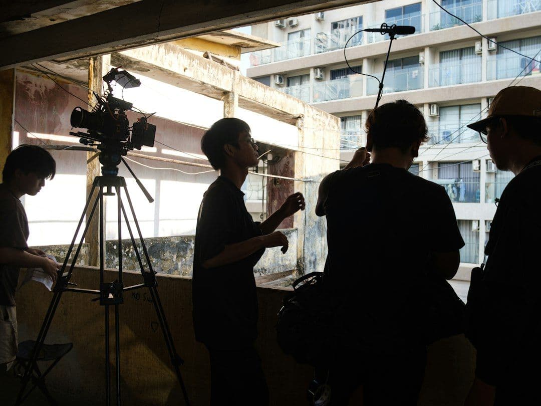 Monitor di set menampilkan footage brand film dengan key daylight dan accent tungsten yang berpadu