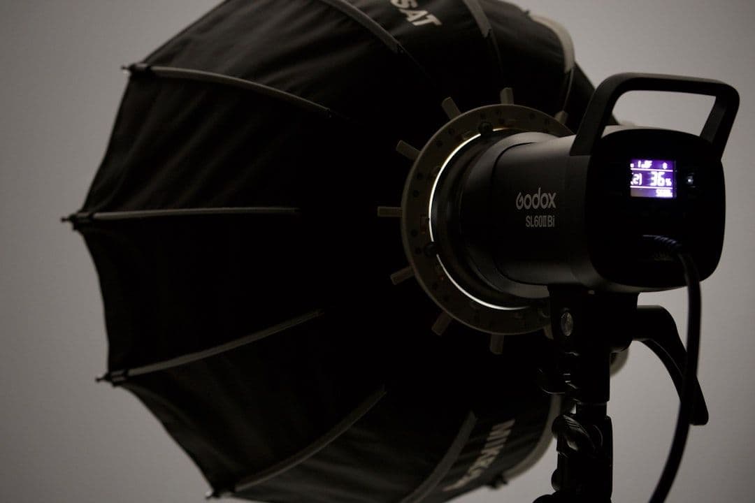 Multi-format export Mooilux untuk reveal otomotif menampilkan deliverable 16:9 1:1 9:16 dan still campaign
