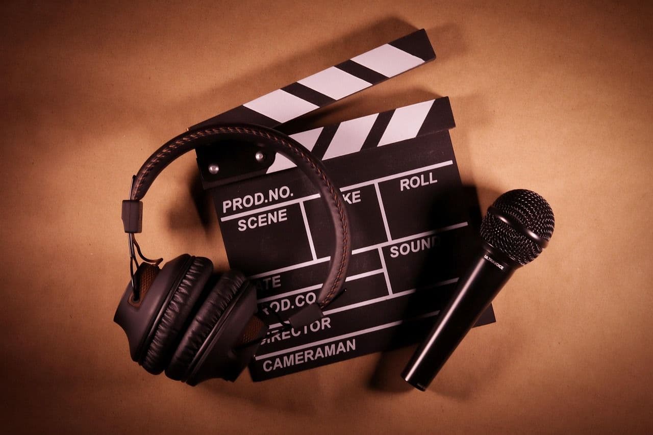 Vectorscope dan waveform monitor saat sesi color grading dengan reference image moodboard di samping monitor utama