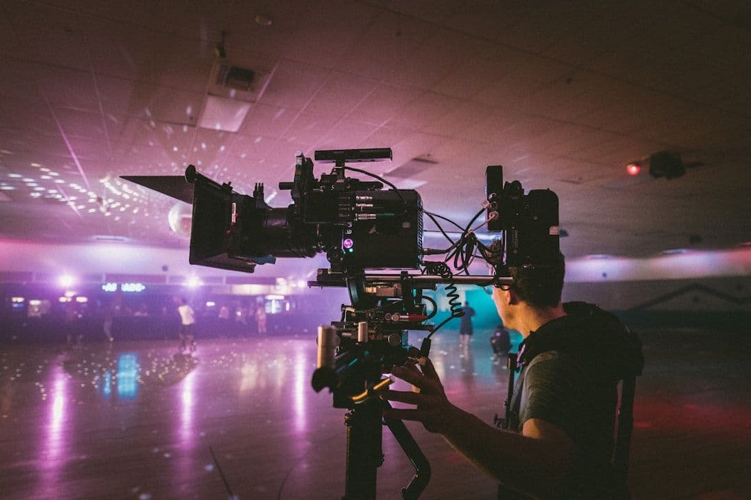 Anatomi reveal sinematik — slow-tracking shot menyusuri bodi mobil dengan lensa anamorphic