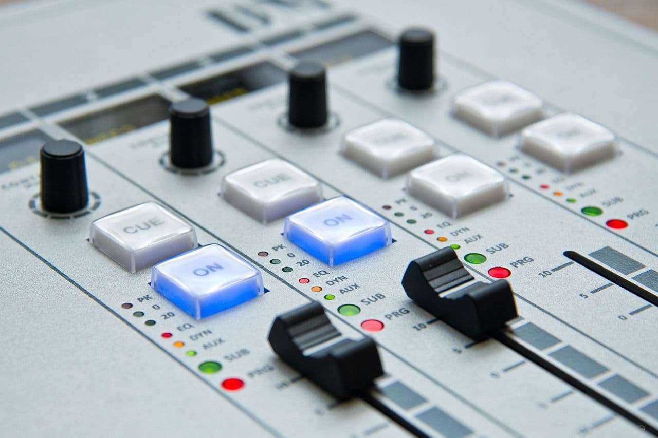 Editor melakukan mixing dialog boom dan lav di timeline post-production