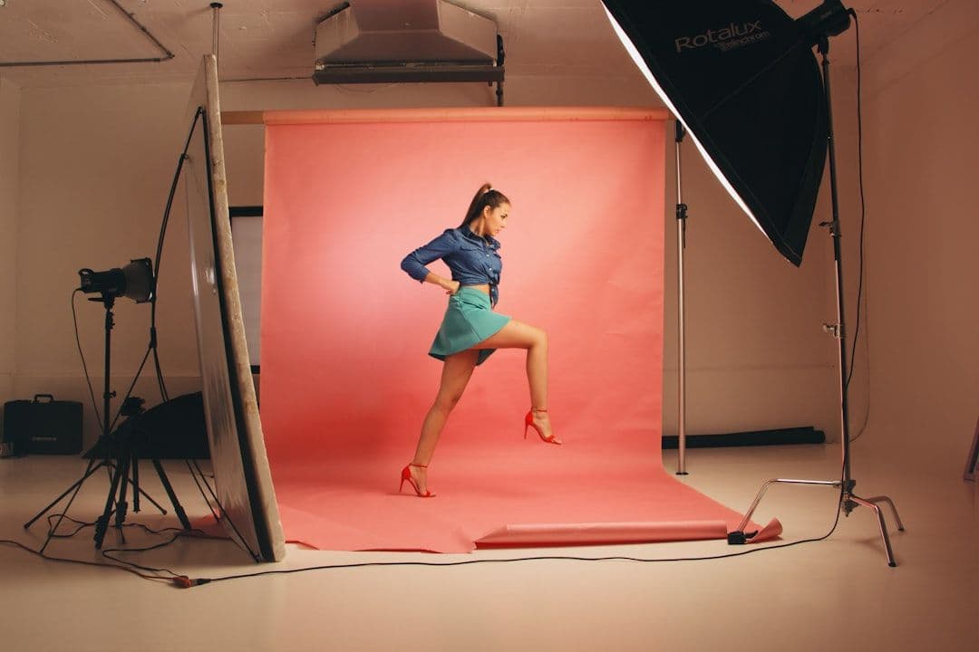 Photoshoot editorial studio dengan model dan lighting, pembanding AI key visual