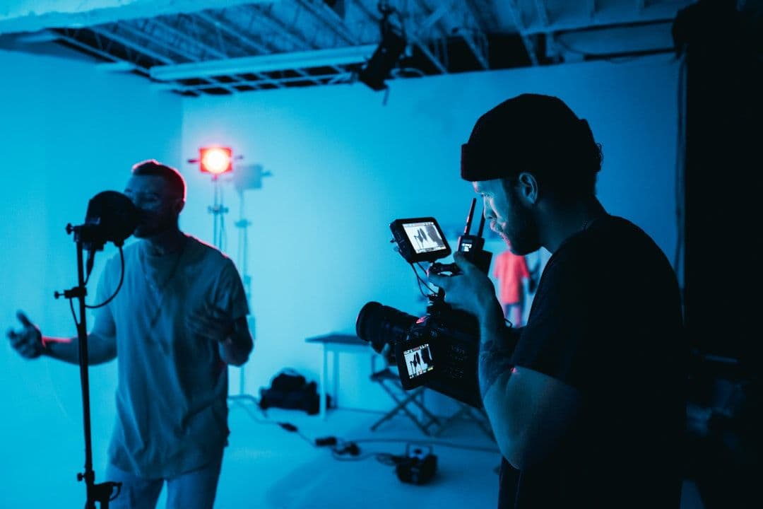 Perbandingan tiga jenis produk reflektif, matte, dan transparan di bawah setup lighting yang berbeda