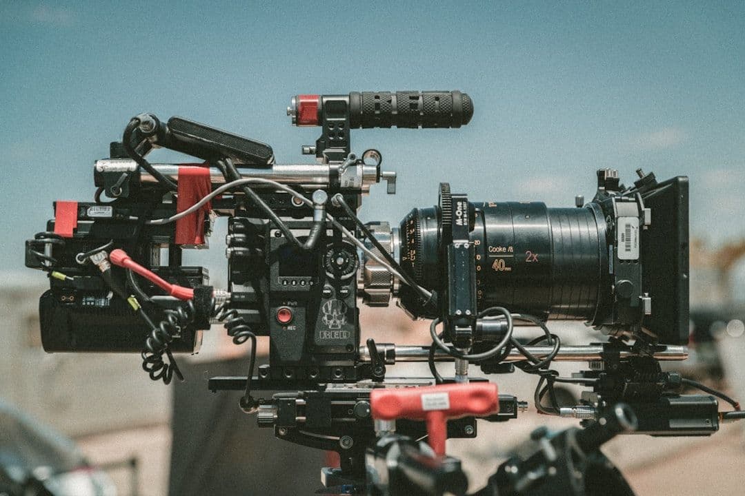 Tim Mooilux membahas rencana brand film dengan klien di studio Jakarta