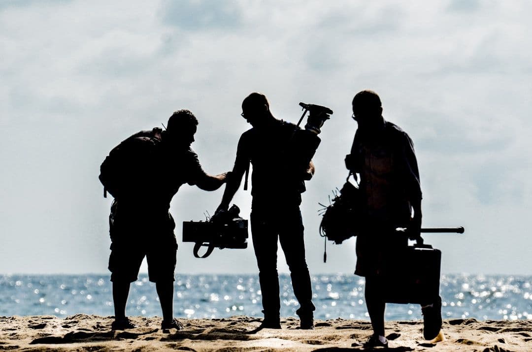Behind the scene art direction Mondial eyewear editorial Mooilux dengan lighting hard directional