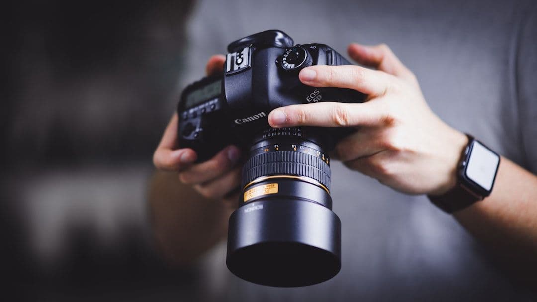 DOP mengecek monitor eksposur saat menyesuaikan variable ND filter di lokasi outdoor