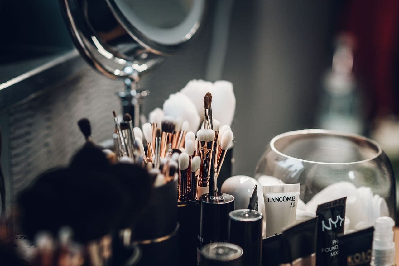 Produk kosmetik berwarna dalam produksi key visual campaign studio
