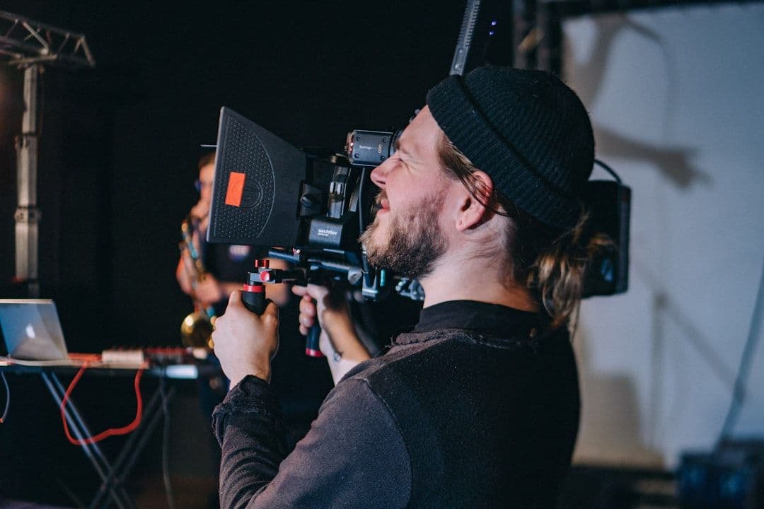 Editor Mooilux melakukan color grading di DaVinci Resolve dengan reference monitor kalibrasi dan vectorscope