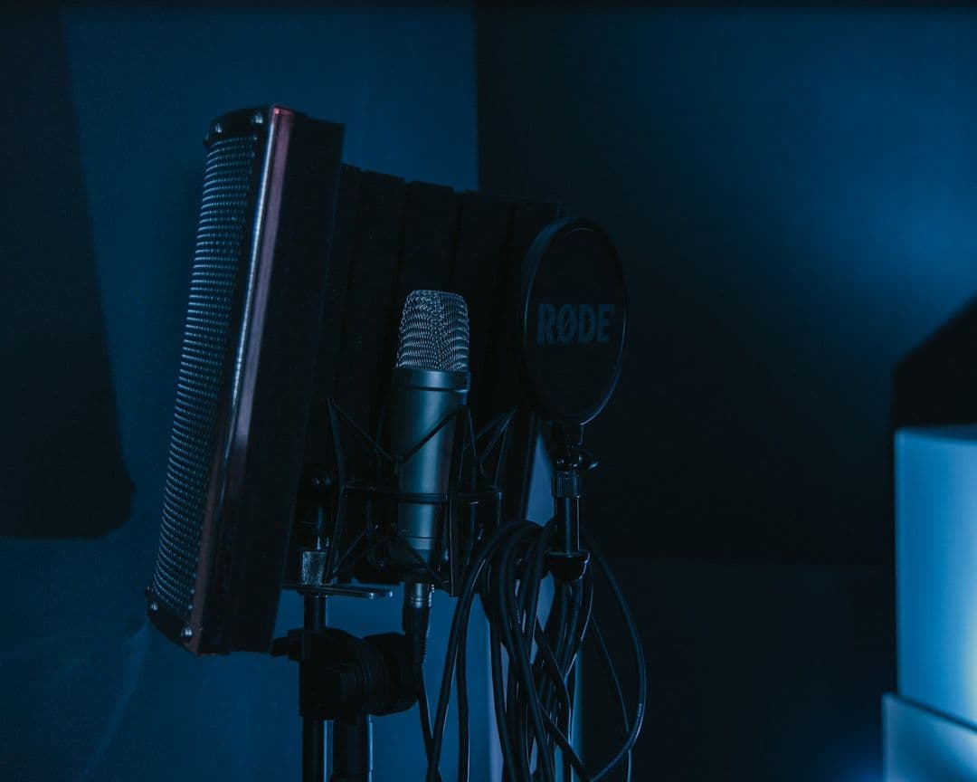 Tim produksi Mooilux briefing rencana audio bersama sutradara sebelum shoot dimulai