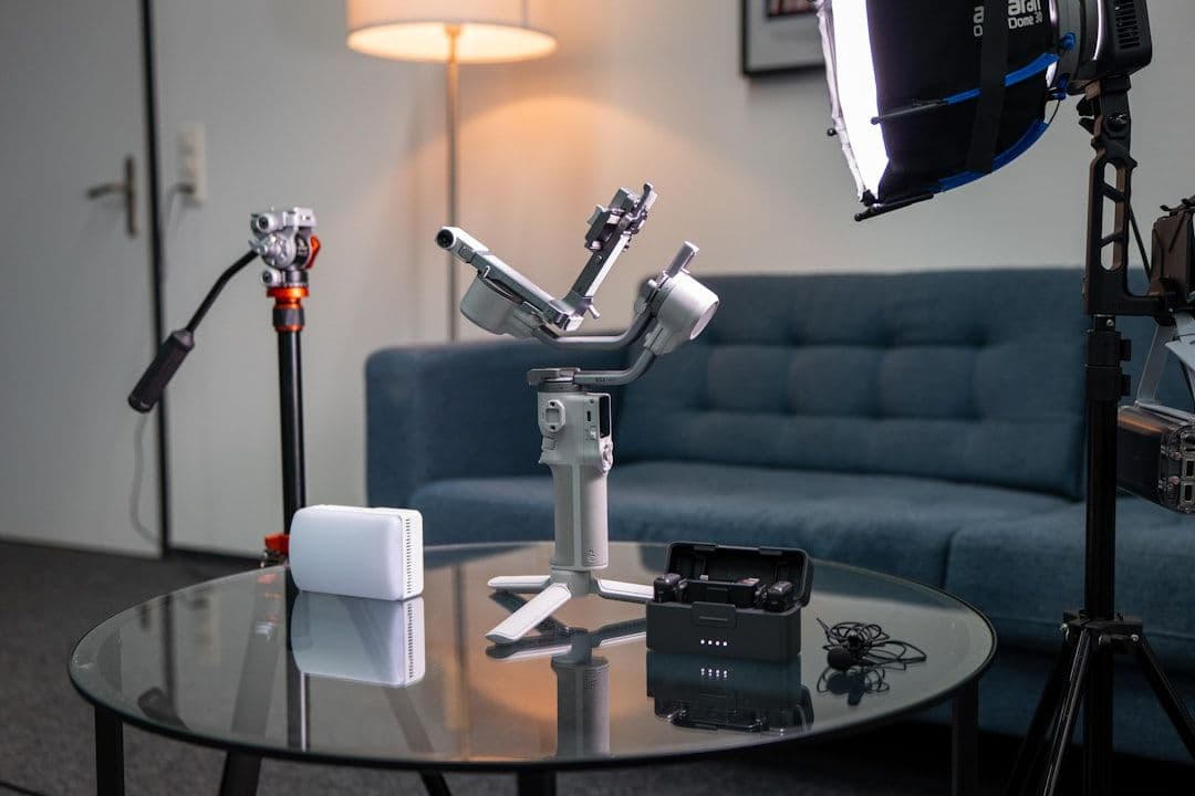 Grid varian AI product photography menunjukkan drift warna dan skala antar hasil