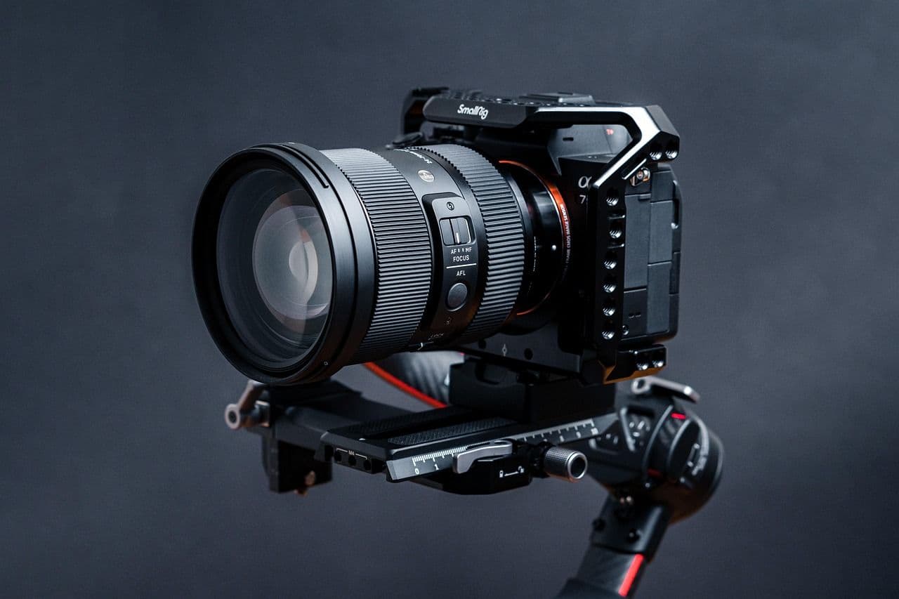 Editor Mooilux memantau timeline DaVinci Resolve dengan dua monitor reference dan scope vectorscope di kanan layar