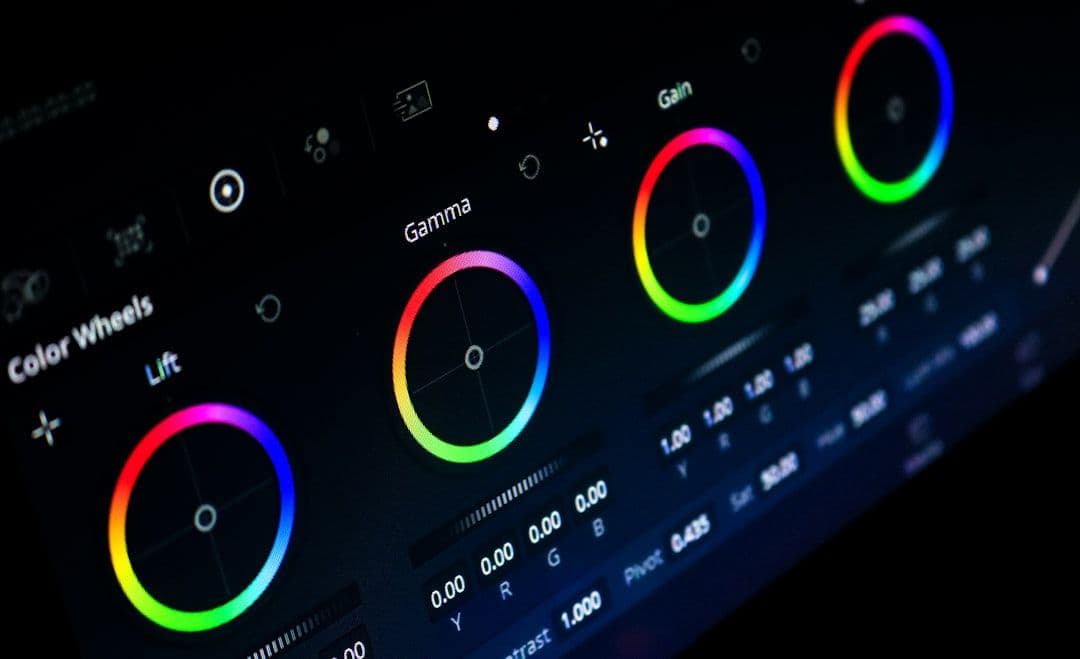 Creative director Mooilux mengarahkan sesi produksi kampanye brand premium di lokasi Jakarta