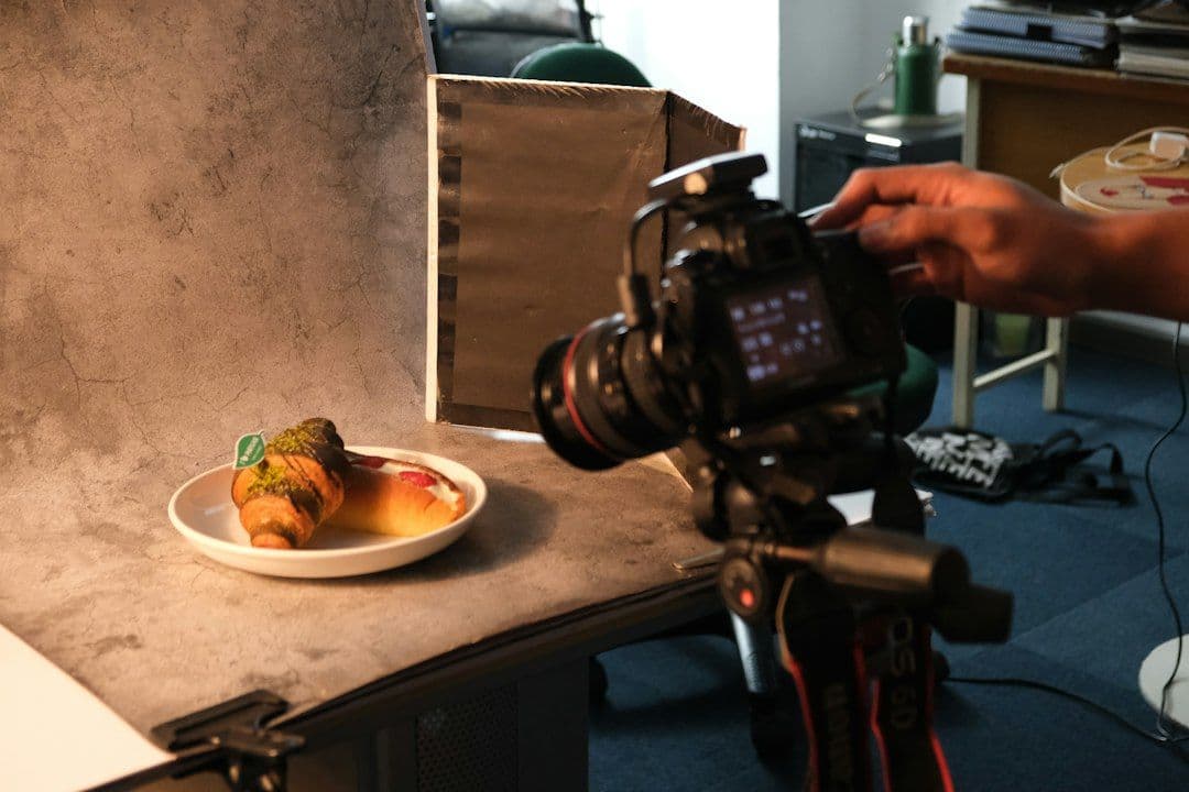 Lensa Terbaik untuk Food Photography 2026 - Pilihan Mooilux dari Dapur ke Set - ilustrasi cover