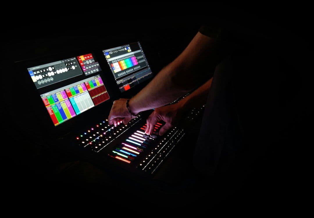 DOP Mooilux mengatur beam ARRI 300 Plus sebagai accent light pada close-up produk